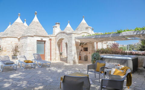 Country Trullo Rosso With Jacuzzi Alberobello: Lucht, Meubilair, Eigendom, Stoel, Fabriek, Azure, Tafel, Buitenmeubels, Buitentafel, Vrije Tijd