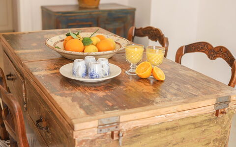 Country Trullo Rosso With Jacuzzi Alberobello: Voedsel, Tafel, Meubilair, Tableware, Fruit, Oranje, Hout