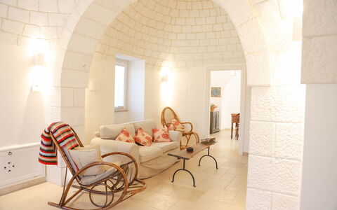 Country Trullo Rosso With Jacuzzi Alberobello: Meubilair, Gebouw, Interieur Ontwerp, Hout, Huis, Comfort, Verdieping, Flooring, Venster, Stoel