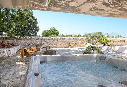 Country Trullo Rosso With Jacuzzi Alberobello: Water, Eigendom, Lucht, Fabriek, Zwembad, Bad, Boom, Samengesteld Materiaal, Schaduw, Vrije Tijd