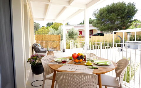 Apartments In Villa Selva, Locorotondo, Puglia: Tafel, Meubilair, Fabriek, Eigendom, Stoel, Gebouw, Tableware, Bloempot, Buitentafel, Textiel
