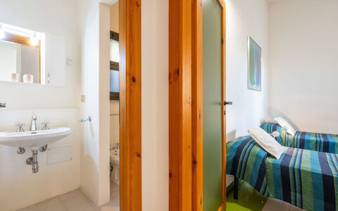 Capo Boi: Spiegel, Wastafel, Gebouw, Kraan, Loodgieterswerkinrichting, Wastafel In De Badkamer, Badkamer, Comfort, Verlichting, Interieur Ontwerp