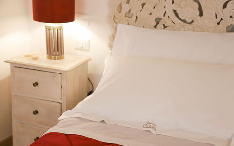 Country Trullo Verde, Wifi, Alberobello: Eigendom, Comfort, Textiel, Interieur Ontwerp, Hout, Lamp, Hoofdkussen, Lade, Hardwood, Bed
