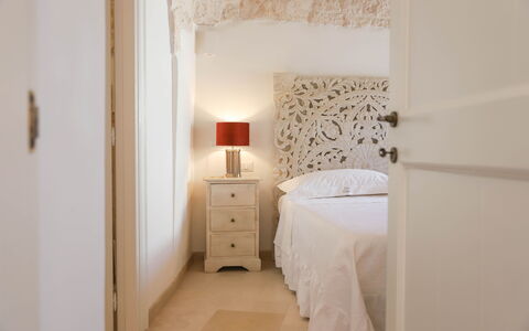Country Trullo Verde, Wifi, Alberobello: Meubilair, Comfort, Gebouw, Lamp, Hout, Bed Frame, Cabinetry, Interieur Ontwerp, Hoofdkussen, Lade