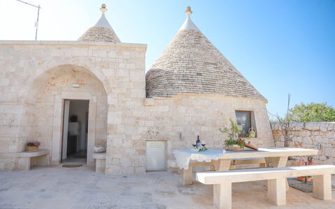 Country Trullo Verde, Wifi, Alberobello: Lucht, Fabriek, Tafel, Buitenmeubels, Deur, Landschap, Landelijk Gebied, Verblijf, Facade, Openluchtbank
