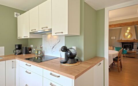 Ty Poulpry: Interieur Ontwerp, Flooring, Countertop, Meubilair, Cabinetry, Keuken, Hout, Plafond, Verdieping, Kamer