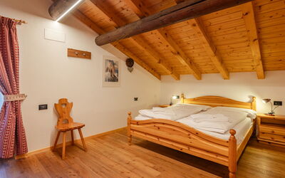 Casa Costazzer B 626.2: Hout, Huis, Huis, Slaapkamer, Bed, Verblijf, Laken, Beits, Hardwood, Bed Frame