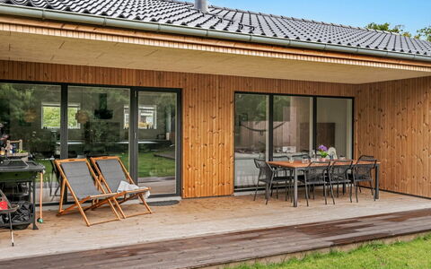Liutulf - 350M to the Fjord: Meubilair, Interieur Ontwerp, Flooring, Verdieping, Plafond, Kamer, Stoel, Tafel, Appartement, Keuken En Eettafel