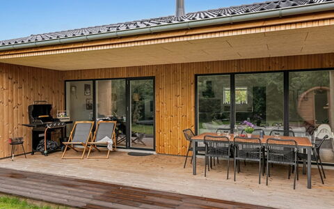 Liutulf - 350M to the Fjord: Meubilair, Interieur Ontwerp, Flooring, Verdieping, Plafond, Kamer, Stoel, Tafel, Appartement, Keuken En Eettafel