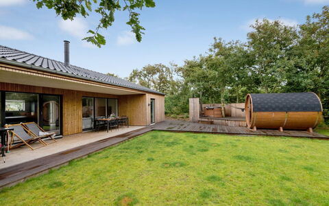 Liutulf - 350M to the Fjord: Meubilair, Interieur Ontwerp, Flooring, Verdieping, Plafond, Kamer, Stoel, Tafel, Appartement, Keuken En Eettafel
