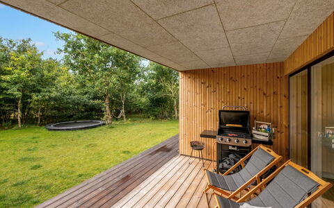 Liutulf - 350M to the Fjord: Meubilair, Interieur Ontwerp, Flooring, Verdieping, Plafond, Kamer, Stoel, Tafel, Appartement, Keuken En Eettafel