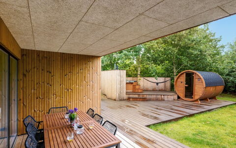 Liutulf - 350M to the Fjord: Meubilair, Interieur Ontwerp, Flooring, Verdieping, Plafond, Kamer, Stoel, Tafel, Appartement, Keuken En Eettafel