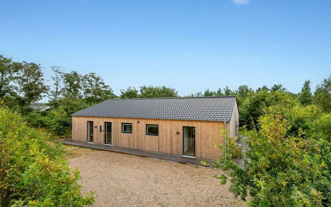 Liutulf - 350M to the Fjord: Meubilair, Interieur Ontwerp, Flooring, Verdieping, Plafond, Kamer, Stoel, Tafel, Appartement, Keuken En Eettafel