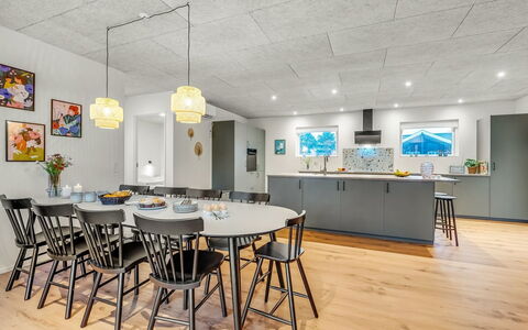 Liutulf - 350M to the Fjord: Meubilair, Interieur Ontwerp, Flooring, Verdieping, Plafond, Kamer, Stoel, Tafel, Appartement, Keuken En Eettafel