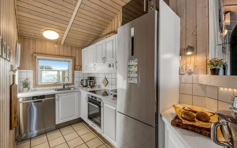 Adrienne - 490M from the Sea: Keuken, Hout, Flooring, Plafond, Major Appliance, Verdieping, Interieur Ontwerp, Countertop, Toestel Van De Keuken, Kamer