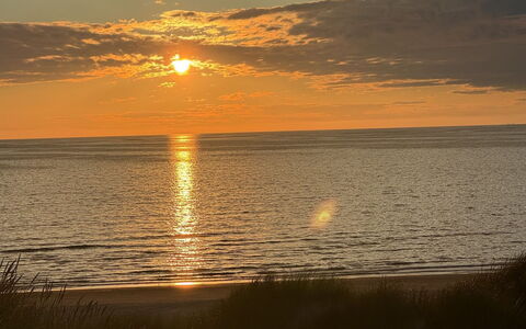 Adrienne - 490M from the Sea: Zon, Watervoorraden, Water, Horizon, Zwemwater, Zonsondergang, Afterglow, Oranje, Geel, Strand