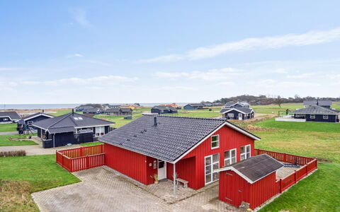 Aira - 200M from the Sea: Dak, Huis, Huis, Verblijf, Deur, Siding, Dek, Veranda, Plank, Hardwood