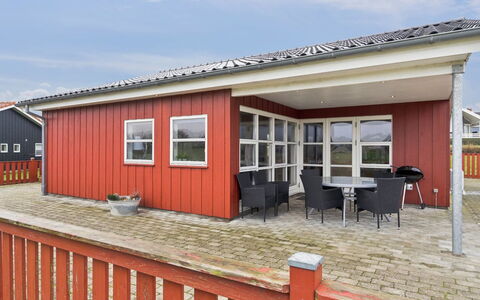 Aira - 200M from the Sea: Dak, Huis, Huis, Verblijf, Deur, Siding, Dek, Veranda, Plank, Hardwood