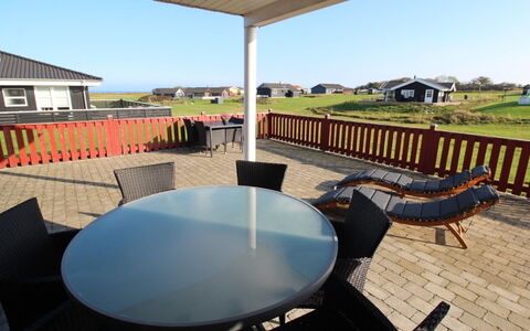 Aira - 200M from the Sea: Dak, Huis, Huis, Verblijf, Deur, Siding, Dek, Veranda, Plank, Hardwood