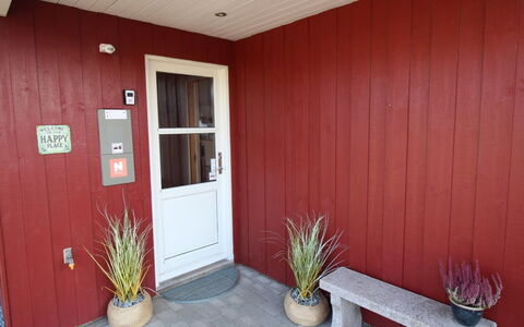 Aira - 200M from the Sea: Dak, Huis, Huis, Verblijf, Deur, Siding, Dek, Veranda, Plank, Hardwood