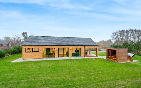 Grimar - 400M to the Fjord: Hout, Huis, Veranda, Dek, Hardwood, Dak, Beits, Houten Vloer, Eco Hotel