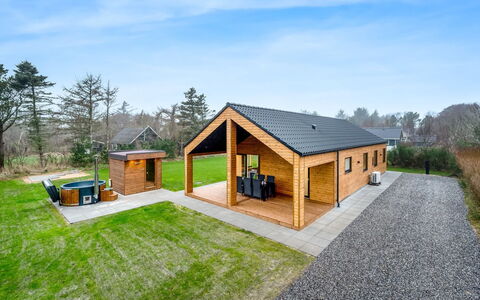 Grimar - 400M to the Fjord: Hout, Huis, Veranda, Dek, Hardwood, Dak, Beits, Houten Vloer, Eco Hotel
