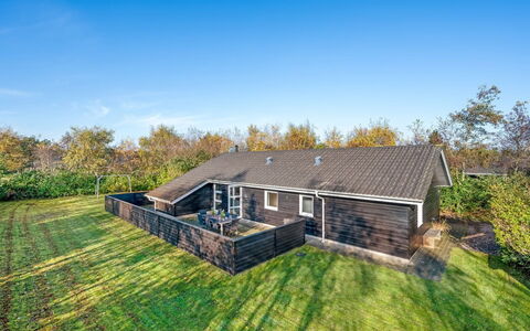 Efka - 600M to the Fjord: Meubilair, Interieur Ontwerp, Flooring, Verdieping, Plafond, Kamer, Stoel, Tafel, Appartement, Keuken En Eettafel