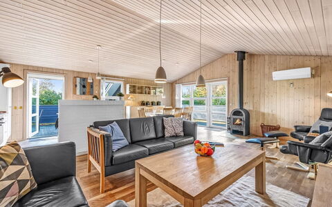 Efka - 600M to the Fjord: Meubilair, Interieur Ontwerp, Flooring, Verdieping, Plafond, Kamer, Stoel, Tafel, Appartement, Keuken En Eettafel
