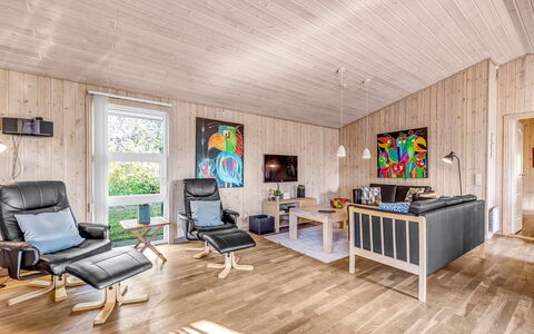 Efka - 600M to the Fjord: Meubilair, Interieur Ontwerp, Flooring, Verdieping, Plafond, Kamer, Stoel, Tafel, Appartement, Keuken En Eettafel