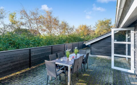 Efka - 600M to the Fjord: Meubilair, Interieur Ontwerp, Flooring, Verdieping, Plafond, Kamer, Stoel, Tafel, Appartement, Keuken En Eettafel