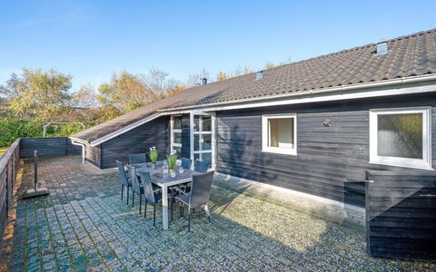 Efka - 600M to the Fjord: Meubilair, Interieur Ontwerp, Flooring, Verdieping, Plafond, Kamer, Stoel, Tafel, Appartement, Keuken En Eettafel