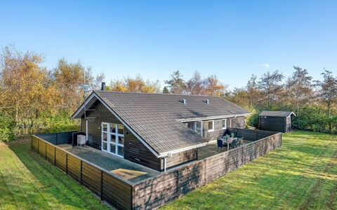 Efka - 600M to the Fjord: Meubilair, Interieur Ontwerp, Flooring, Verdieping, Plafond, Kamer, Stoel, Tafel, Appartement, Keuken En Eettafel