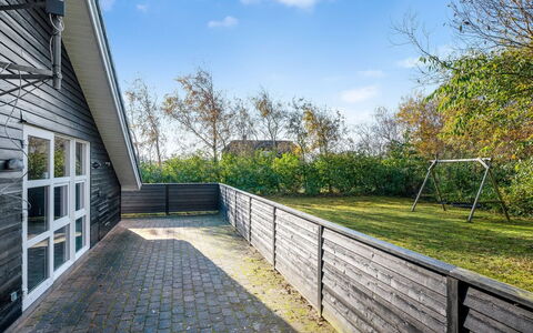 Efka - 600M to the Fjord: Meubilair, Interieur Ontwerp, Flooring, Verdieping, Plafond, Kamer, Stoel, Tafel, Appartement, Keuken En Eettafel