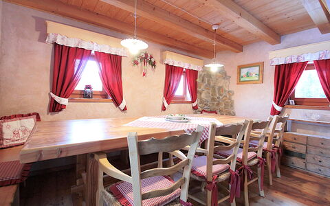 Baita Mountain View Pale San Martino: Meubilair, Tafel, Gordijn, Gebouw, Interieur Ontwerp, Hout, Stoel, Decoratie, Onroerend Goed, Huis