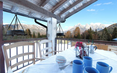 Baita Mountain View Pale San Martino: Lucht, Eigendom, Tableware, Tafel, Boom, Veranda, Wolk, Schaduw, Vrije Tijd, Hek