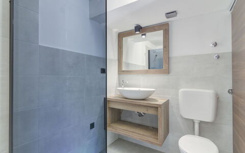 Kal: Spiegel, Kraan, Loodgieterswerkinrichting, Wastafel In De Badkamer, Wastafel, Badkamer, Badkamerkast, Toilet, Purper, Gebouw