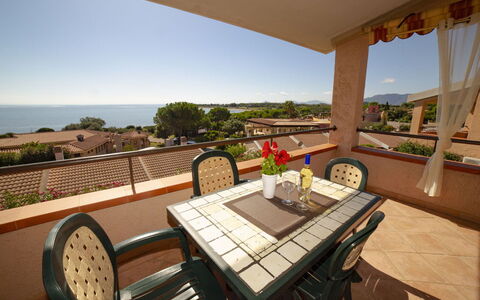 Bilocale Apartments Seaside: Meubilair, Appartement, Balkon, Schaduw, Stoel, Toevlucht, Keuken En Eettafel, Kamerplant, Eco Hotel, Beits