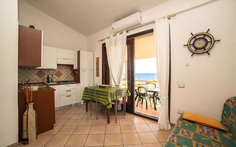 Trilocale Apartments Seaside: Meubilair, Flooring, Verdieping, Interieur Ontwerp, Stoel, Zee, Tafel, Keuken En Eettafel, Beits, Oceaan