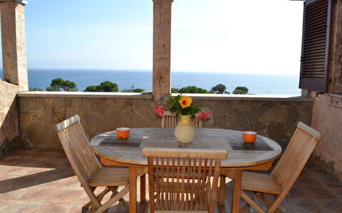 Villino Trilocale Apartments Seaside: Meubilair, Buitenmeubels, Tafel, Hout, Stoel, Buitentafel, Verdieping, Keuken En Eettafel, Koffietafel, Zee