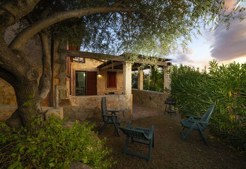 Villino Trilocale Apartments Seaside: Meubilair, Tuin, Schaduw, Buitenmeubels, Backyard, Landscaping, Beits, Outdoor Structuur, Stoel, Hacienda