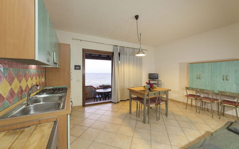 Villetta Seaside Sardegna: Meubilair, Flooring, Hout, Verdieping, Interieur Ontwerp, Tafel, Stoel, Keuken En Eettafel, Kamer, Zee