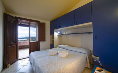 Villa 2: Slaapkamer, Bed, Laken, Bedding, Bed Frame, Linens, Kamer, Appartement, Matras, Hotel