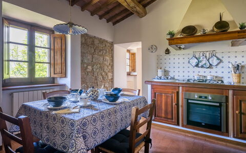 La Palazzina, Ville Di Corsano, Home And Pool: Huis, Meubilair, Huis, Keuken En Eettafel, Keuken, Eetkamer, Stoel, Kamerplant, Cabinetry, Countertop