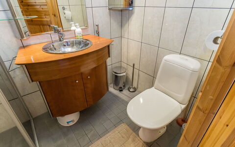 Matkajoentie 4B: Wastafel In De Badkamer, Loodgieterswerkinrichting, Badkamer, Wastafel, Hout, Flooring, Verdieping, Wc Bril, Kraan, Interieur Ontwerp