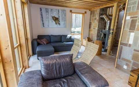 Matkajoentie 4B: Flooring, Meubilair, Verdieping, Interieur Ontwerp, Hout, Kamer, Bankstel, Plafond, Woonkamer, Houten Vloer