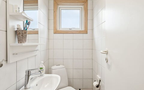 Torbjörn - 100M from the Sea: Muur, Flooring, Verdieping, Loodgieterswerkinrichting, Interieur Ontwerp, Wc Bril, Toilet, Badkamer, Wastafel, Plafond