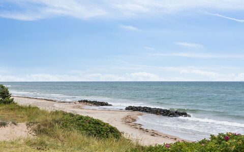 Torbjörn - 100M from the Sea: Lucht, Blauw, Water, Horizon, Strand, Kust, Zwemwater, Dag, Watervoorraden, Natuurlijke Omgeving