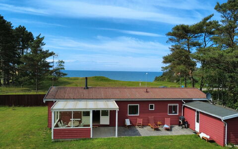 Torbjörn - 100M from the Sea: Huis, Huis, Verblijf, Landgoed, Schaduw, Werf, Veranda, Boerderij, Siding, Backyard