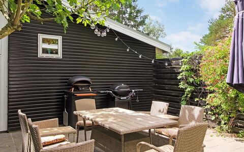 Mielikki - 2Km from the Sea: Meubilair, Hout, Buitenmeubels, Stoel, Buitentafel, Tafel, Schaduw, Backyard, Bloempot, Tuin