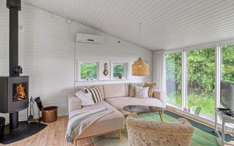 Mielikki - 2Km from the Sea: Hout, Flooring, Interieur Ontwerp, Verdieping, Plafond, Meubilair, Huis, Kamer, Verlichting, Woonkamer